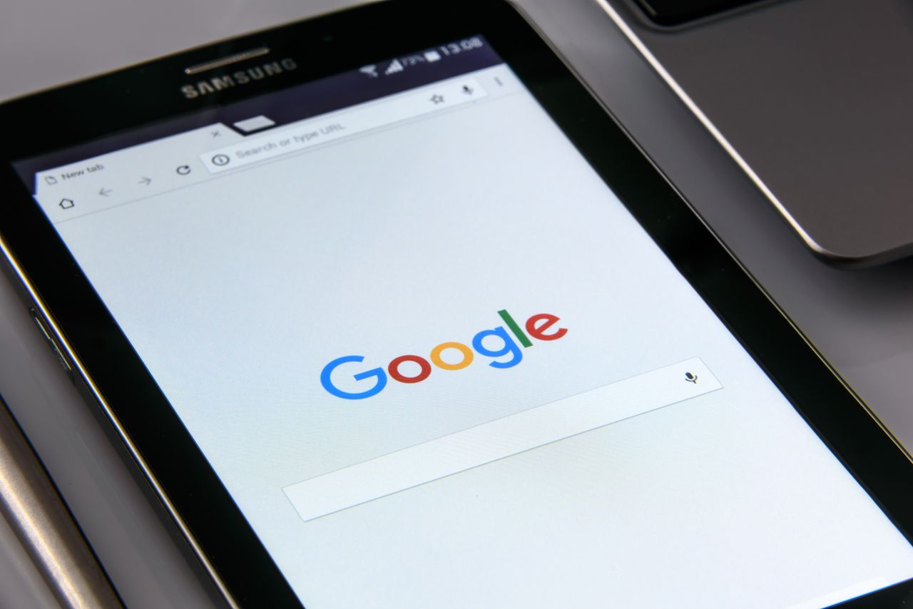 about-02 Vue rapprochée d’une tablette affichant l’écran de recherche de Google, mettant en avant la technologie et la navigation sur internet.